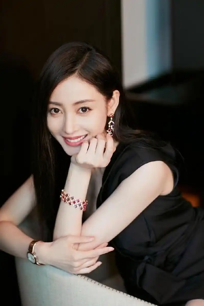 张天爱晒出的素颜照依然好美,跟精修图感觉没什么变化,她真的是个美人