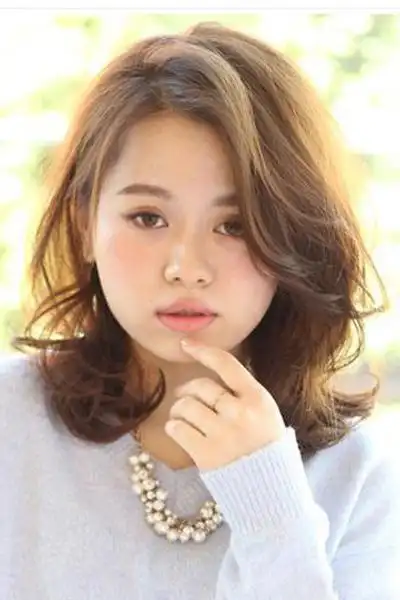 中长发烫发发型图片 时尚又减龄