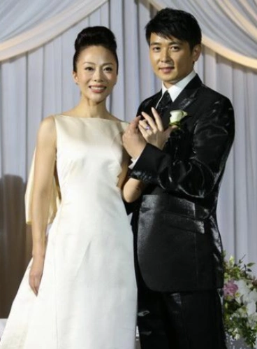 他被称为"最帅老师",娶大6岁妻子,当看到他老婆照片时,竟是熟悉的她!