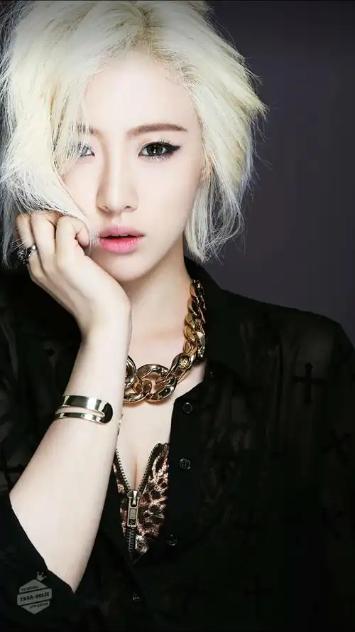 求t-ata中捉迷藏mv中咸恩静唱歌时的图片,或者恩静银色短发图片