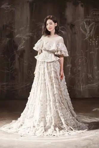 眼睛都自动往下看曾之乔突然大方晒水滴美乳