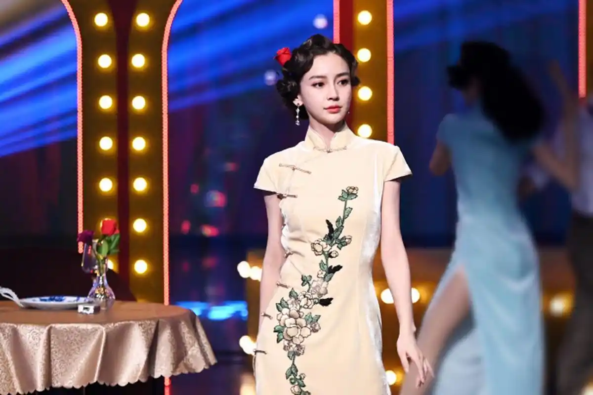 angelababy《王牌对王牌》旗袍造型曝光,身材纤瘦的杨颖穿出了婀娜的
