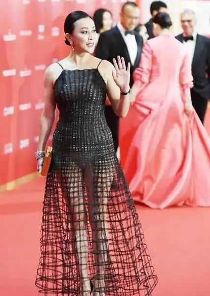 紧身衣服没穿对多丢人?刘涛扣子崩开,柳岩特别土,金晨变小肚婆