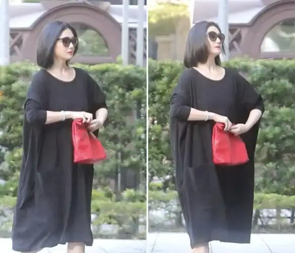 44岁大s最新近照穿宽松长裙拎红色包包身材和脸都瘦了好多