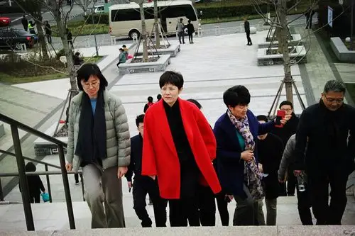 松江区副区长顾洁燕一行来青调研学习体育设施规划建设情况