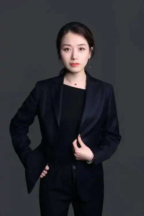 他睡女律师,霸占多名女法官,同"双胞胎姐妹"淫乱时被抓