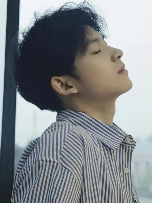 少年有着整个世界上最好看的侧脸