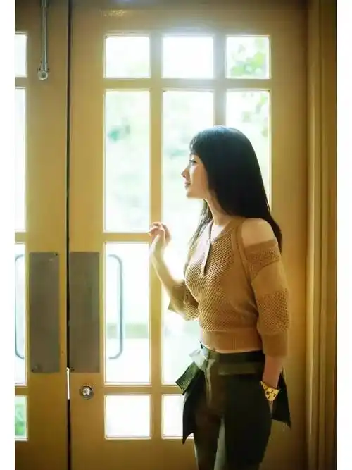 52岁杨钰莹在豪宅里自拍!穿小白裙嫩得像个"水蜜桃"