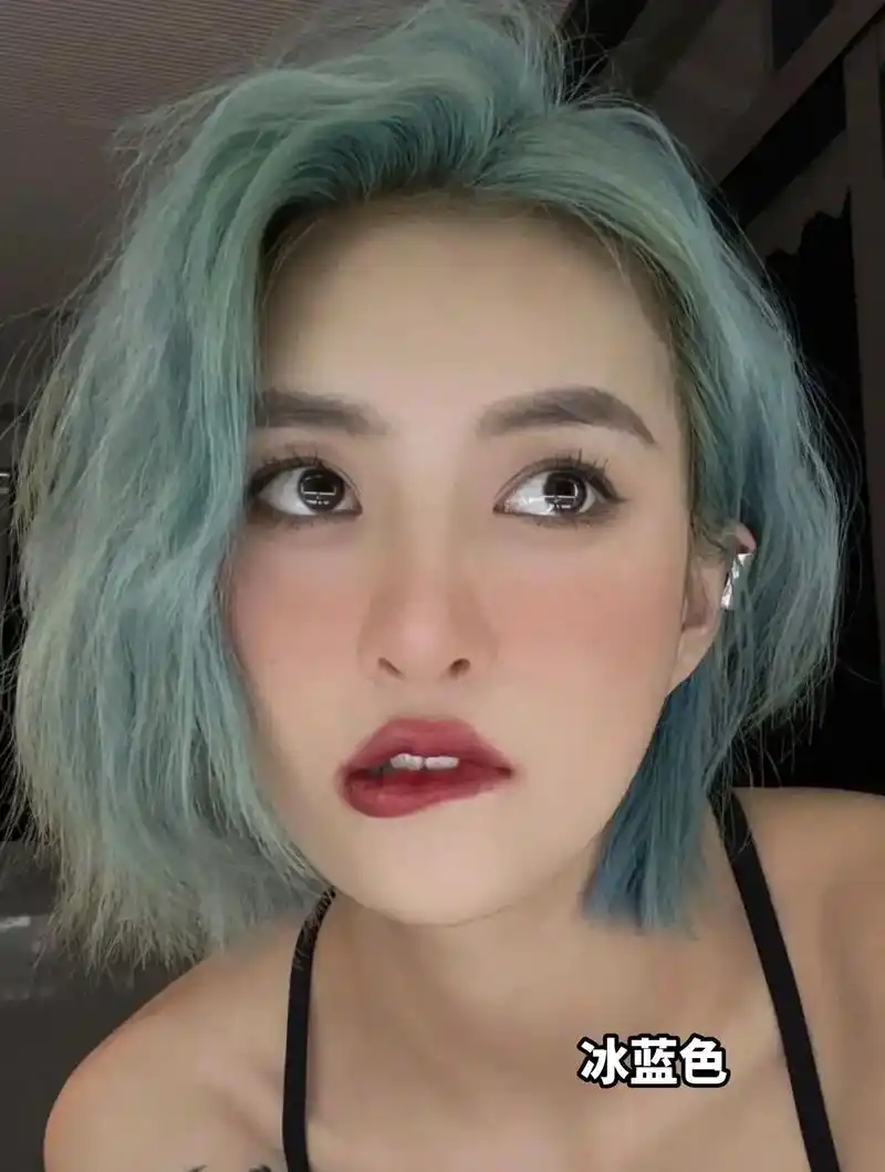 发色 #染发 冰蓝色发色配一点切短发简直释放了夏天 显白发 - 抖音