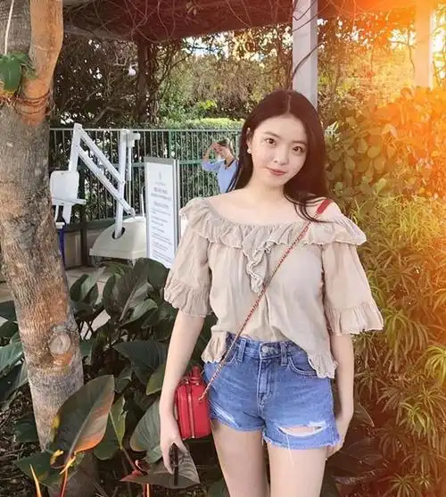 王中磊一家四口同框女儿王文也穿白t搭小黑裙比妈妈还要丰满