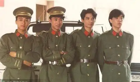 珍藏黄家驹身着军装老照片