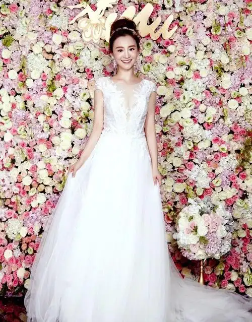 吴秀波25岁小三陈昱霖美图曝光身材丰满拥有一双大白腿