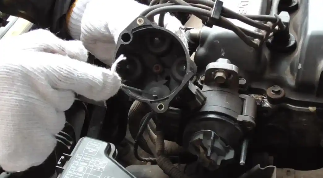 看老式日产发动机分电器是怎么点火的?