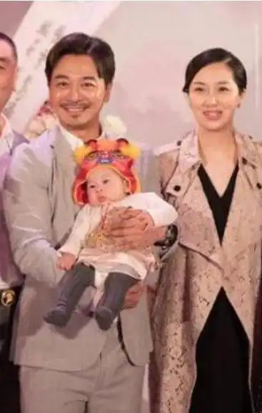 吴樾与妻子刘晶结婚后,刘晶顺利产下一女,女孩6斤多,十分健康.