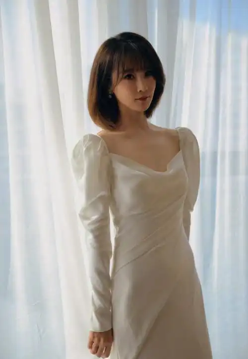 不仅增添了流动感,还有效地修饰了身材线条,让谢楠的身材显得更加修长