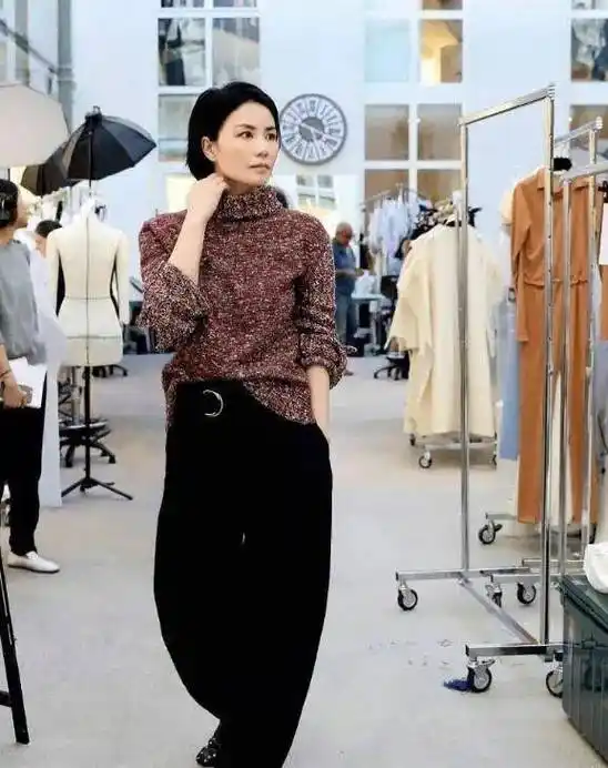 并不觉得王菲高不可攀,54岁还很漂亮,但没了胶原蛋白衰老也真实_黑色