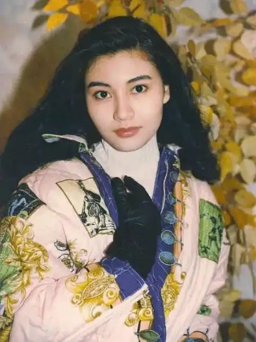 早期李嘉欣的衣品有点一言难尽啊75