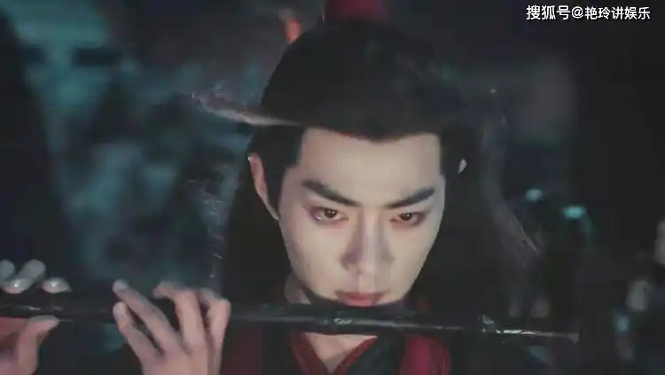 首先先来看肖战,肖战在《陈情令》中饰演的魏无羡也是有很大的反差,一