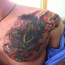 胸前的貔貅纹身图案