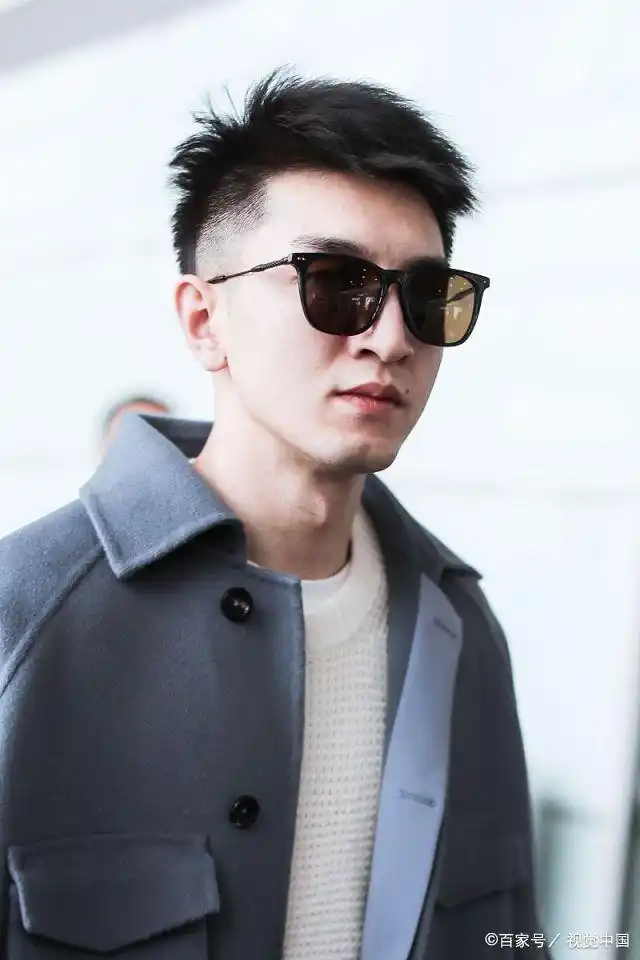 金瀚架黑超穿天蓝大衣时尚帅气 一路微笑狂撩粉引迷妹追拍