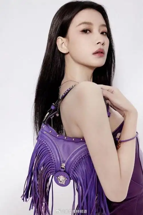 孙怡紫色流苏抹胸裙霸气侧露 对镜摆拍精致有型