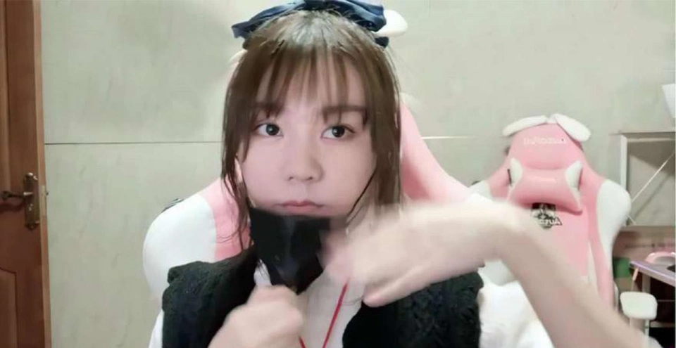 小团团首次露脸直播筷子腿备受好评看清素颜粉丝一言难尽