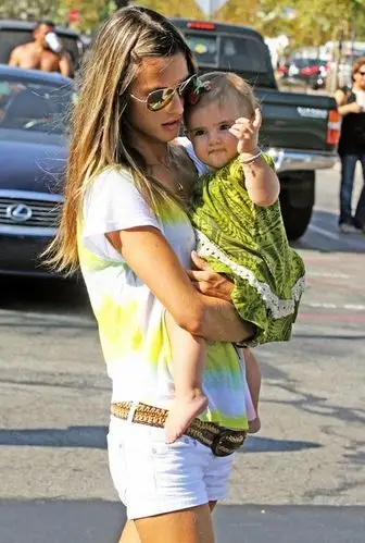 维密超模aa,女神解锁各种抱娃姿势,最后一张美翻了!