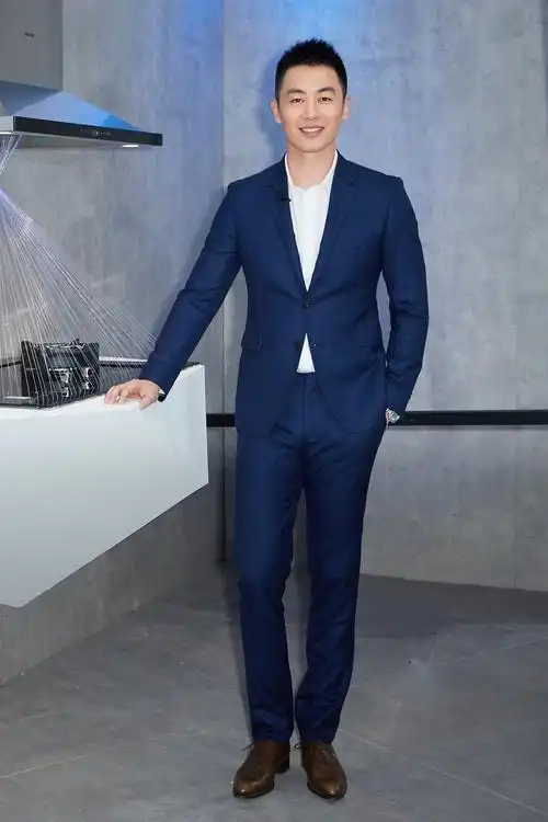 朱亚文空降西湖文化广场,看完真懂了什么叫"行走的荷尔蒙"