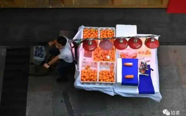 2020年5月29日下午,成都市中心的成府路,水果商贩骑着三轮车去摆摊.