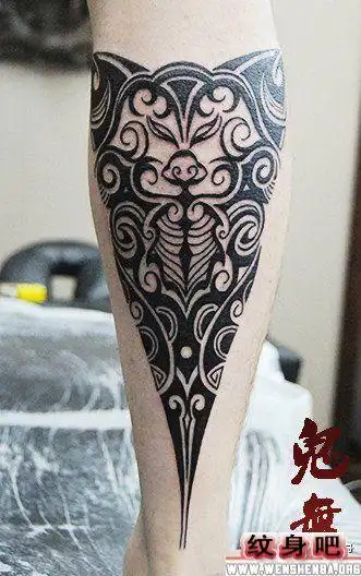 男人腿部猪图腾纹身图案
