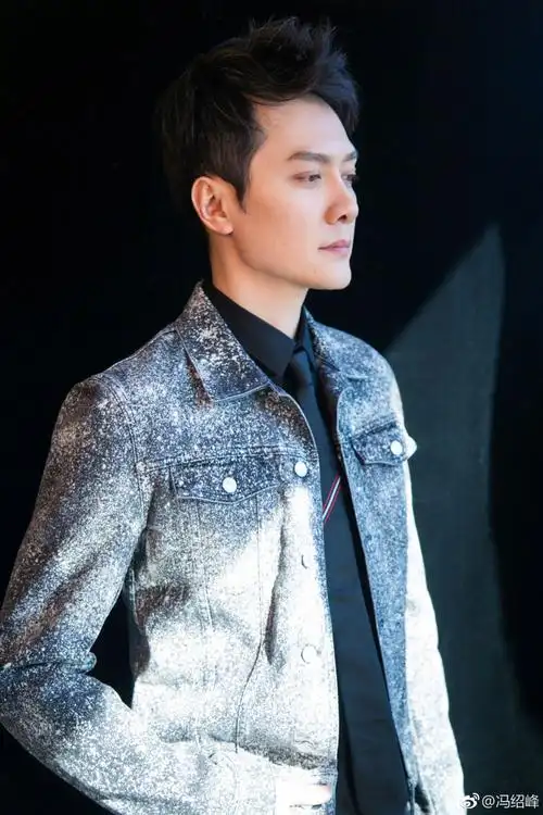 逗比青年!冯绍峰帅气演绎硅胶垫的正确打开方式(6)