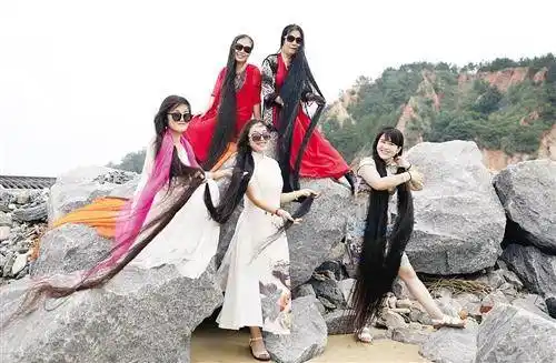 5名长发女齐聚海边 头发总长接近5层楼高