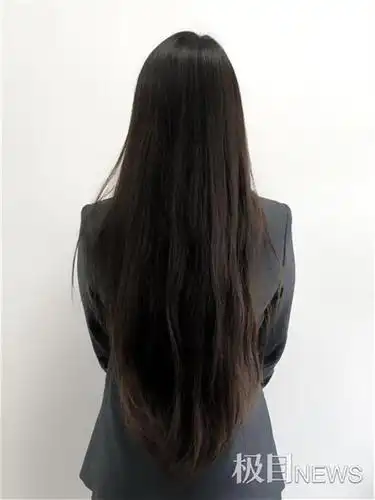 弥补做义工时留下的遗憾,年轻妈妈捐出齐腰长发给白血病患儿