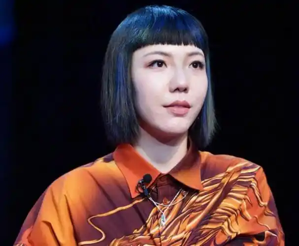 事实证明,一线歌手中"消失"的吴莫愁,早已走上一条"不归路"