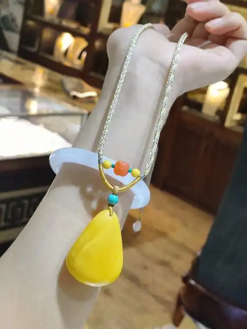 客人的蜜蜡吊坠戴久了改款,用保山南红柿子雕刻件做点缀,搭配绿松蜜蜡