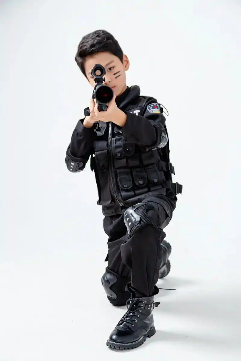 兔八哥摄影.男生都有一个特警梦,拿着冲锋枪的场景,帅酷就完 - 抖音