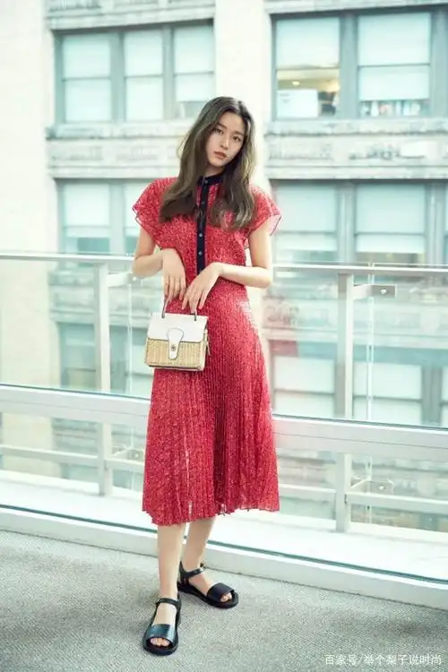 金雪炫换风格更惊艳!穿白色礼服优雅高级,不愧是"名品身材"