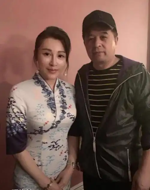 毕福剑国外生活近况曝光,携神秘美女看展览,两人多次亲密合照!