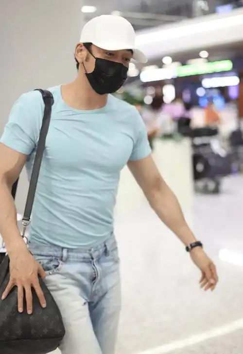 小包总杨烁太爱紧身装好身材就是要展示男性荷尔蒙爆棚