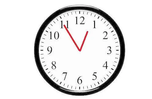 钟面上时针指向12和1之间,分针指向11,现在的时间是多少