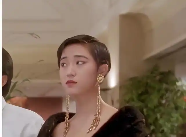 连载5王晶不服周润发赌神被压,重金挖走周星驰,还让陈法蓉献红唇