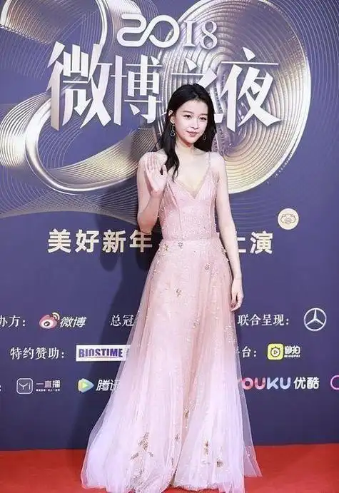 孙怡这种瘦的只剩骨头了,我是不喜欢,没有美感,还是要有肉肉