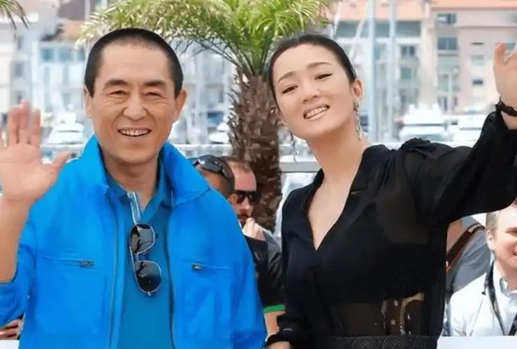 张艺谋晒全家福,他一头银丝神采奕奕,小31岁娇妻穿白裙青春靓丽