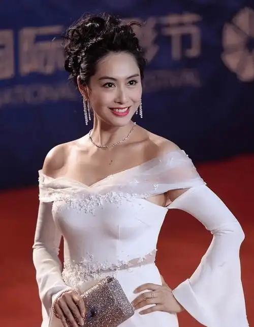 原创53岁朱茵出席活动穿无袖紧身裙上围傲人身材丰腴尽显成熟风范