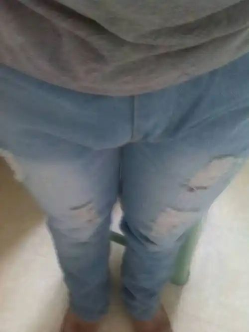 犯人穿这条女士牛仔裤应该拉裤子还是尿裤子啊