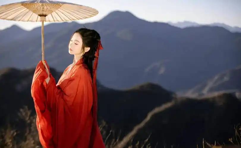 张艺凡最新古风写真释出,穿一袭红衣的少女来到四下无人的旷野