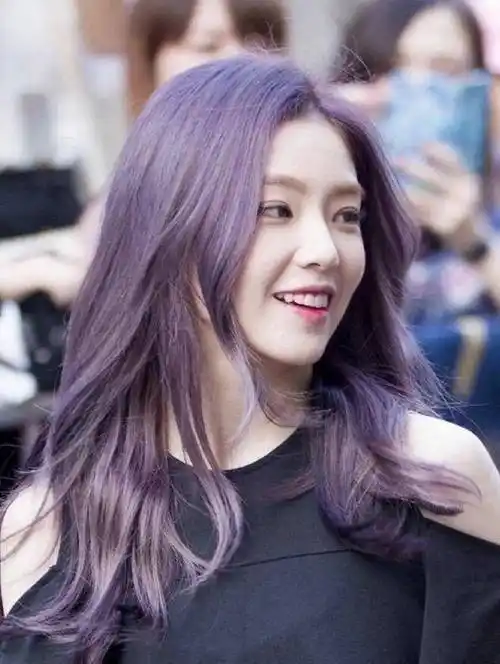 整款发色整体偏暗,不会太过扎眼,在室内或是光线