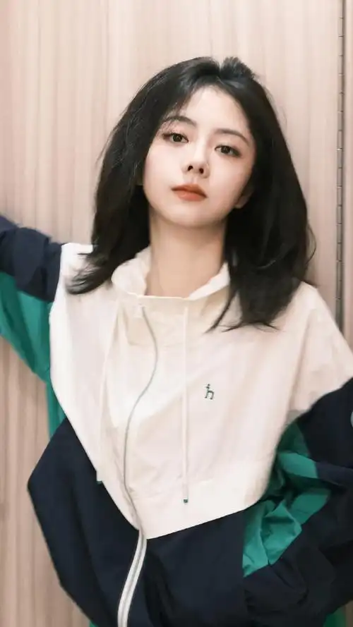 谭松韵超话95#两小姐s postcard#告别微凉的天气,扑进暖阳中.