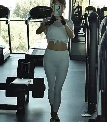 原创47岁的牛莉穿抹身材健身秀出饱满时尚事业线说她20我都信