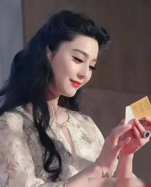 大家可以看到这是范冰冰出席活动的照片,她半扎着长卷发,化着精致的